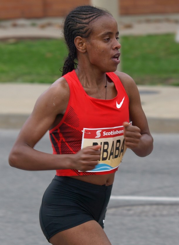 Scotiabank Toronto Waterfront Marathon - Dibaba Coming into The Beaches