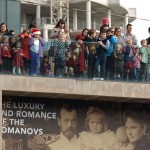 Toronto Santa Claus Parade 03 - Crowd on Top of Ceramic Museum